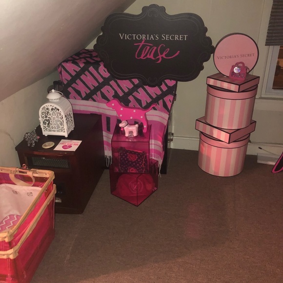 Victoria Secret Display - Picture 3 of 7